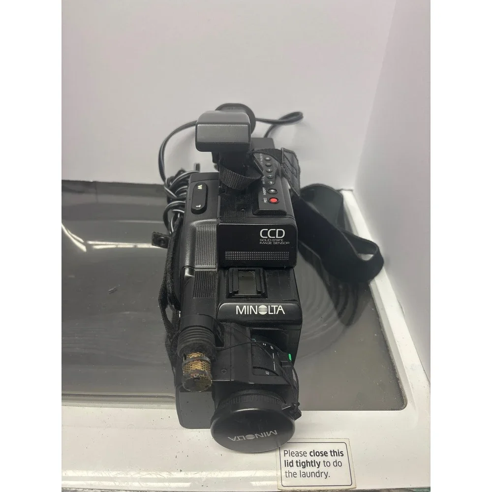 Minolta Master‎ Series 8 8200 CCD Video Camcorder with Accessories untested